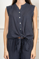 modella indossando Camicia annodata in lino e viscosa con rouge colore Blu Unica