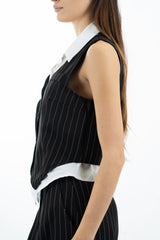 modella indossando Gilet gessato con camicia incorporata in cotone colore
