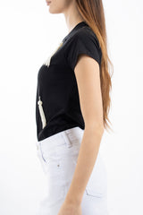 modella indossando T-shirt con pendenti perle removibili in cotone elasticizzato colore