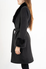 modella indossando Cappotto in panno rigato nero con collo in pelliccia colore