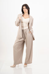 modella indossando Giacca over gessata con rever – taglia unica colore