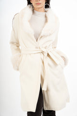 modella indossando Cappotto in panno rigato Marrone con collo in pelliccia colore