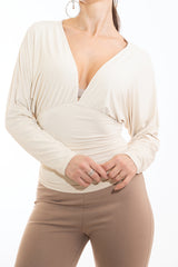modella indossando Maglia scollo V con maniche pipistrello e drappeggi laterali colore Beige Unica