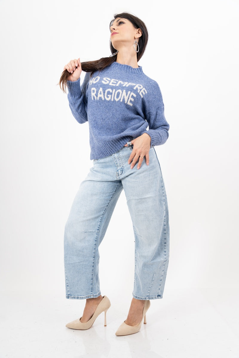 modella indossando Maglione girocollo con scritta “Ho sempre ragione” in misto lana Made in Italy colore