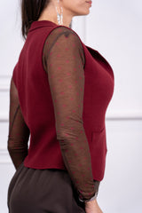 modella indossando Gilet Solenne in maglia con collo blazer colore