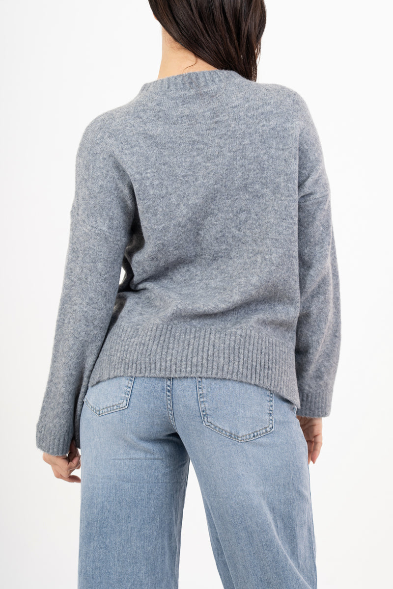 modella indossando Maglione over girocollo con fondo asimmetrico e spacchi laterali colore