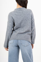 modella indossando Maglione over girocollo con fondo asimmetrico e spacchi laterali colore