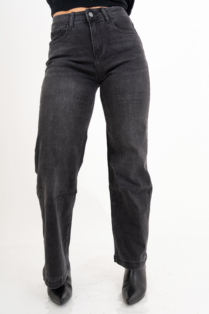 modella indossando Jeans straight fit in denim elasticizzato – Nero slavato colore