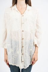 Camicia ricamata in cotone con manica a campana e dettagli crochet.