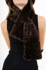 modella indossando Sciarpa FurMood Maculata effetto pelliccia colore Marrone Unica