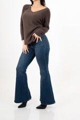 modella indossando Maglia over con scollo a V e orlo stondato in viscosa colore