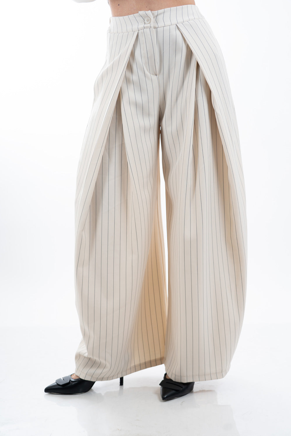 modella indossando Pantalone palazzo gessato a portafoglio con pinces colore Beige Chiaro Unica