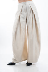 modella indossando Pantalone palazzo gessato a portafoglio con pinces colore Beige Chiaro Unica