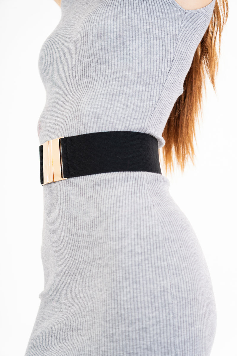 modella indossando Cintura Elastic Chic con fibbia dorata colore