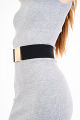 modella indossando Cintura Elastic Chic con fibbia dorata colore