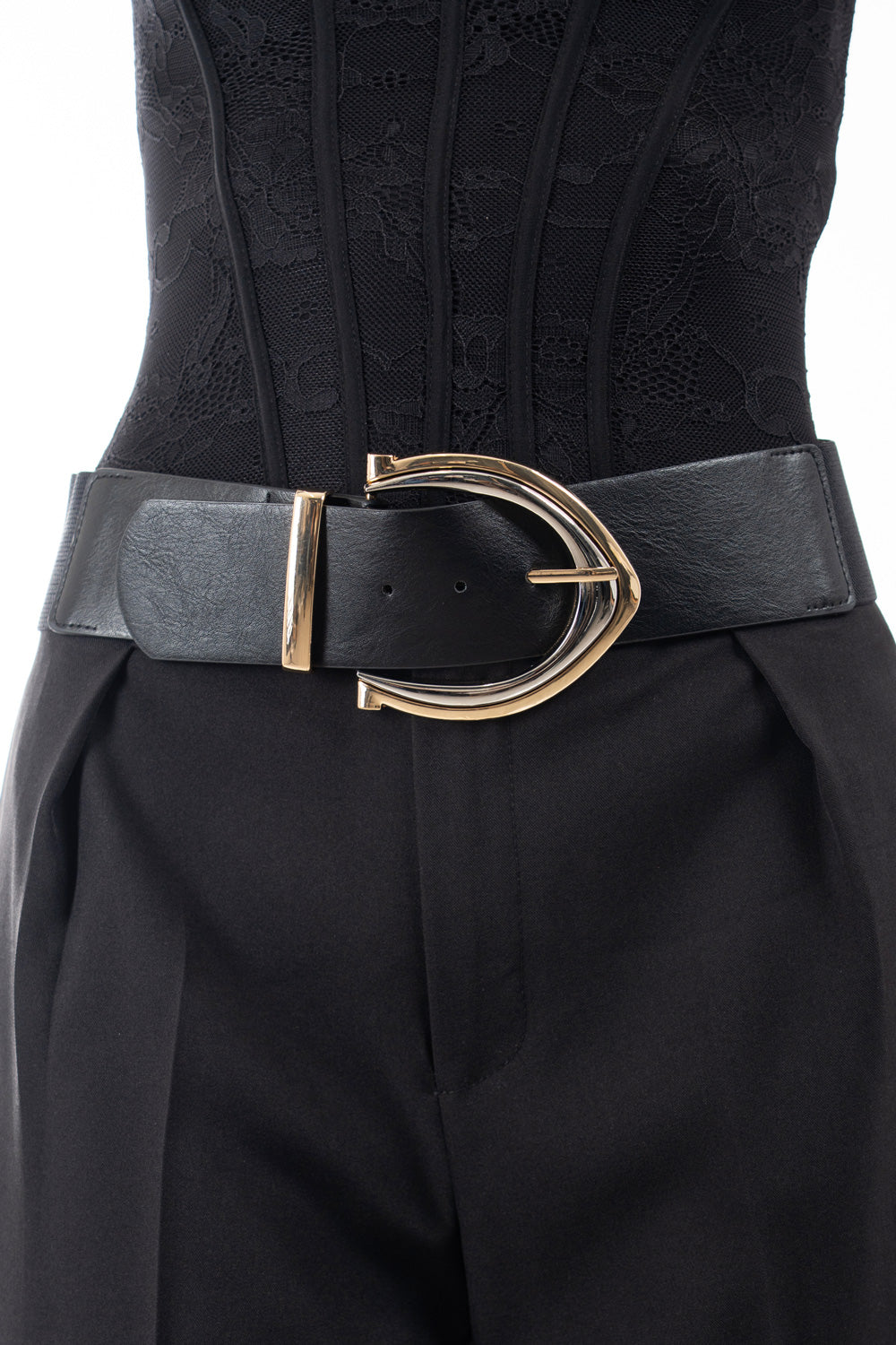 modella indossando Cintura elastica larga con fibbia tonda in metallo colore Nero-Oro Unica