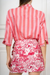 modella indossando Camicia in Cotone Leggero a Righe Bicolore Made in Italy colore