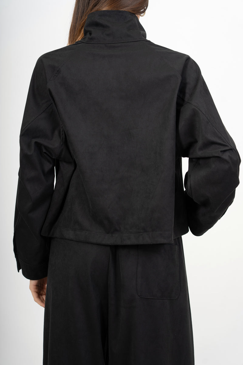 modella indossando Giacca in dainetto con zip e polsini regolabili colore