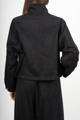 modella indossando Giacca in dainetto con zip e polsini regolabili colore