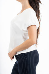 modella indossando Blusa effetto raso cangiante con scollo V e manica con cucitura interna colore
