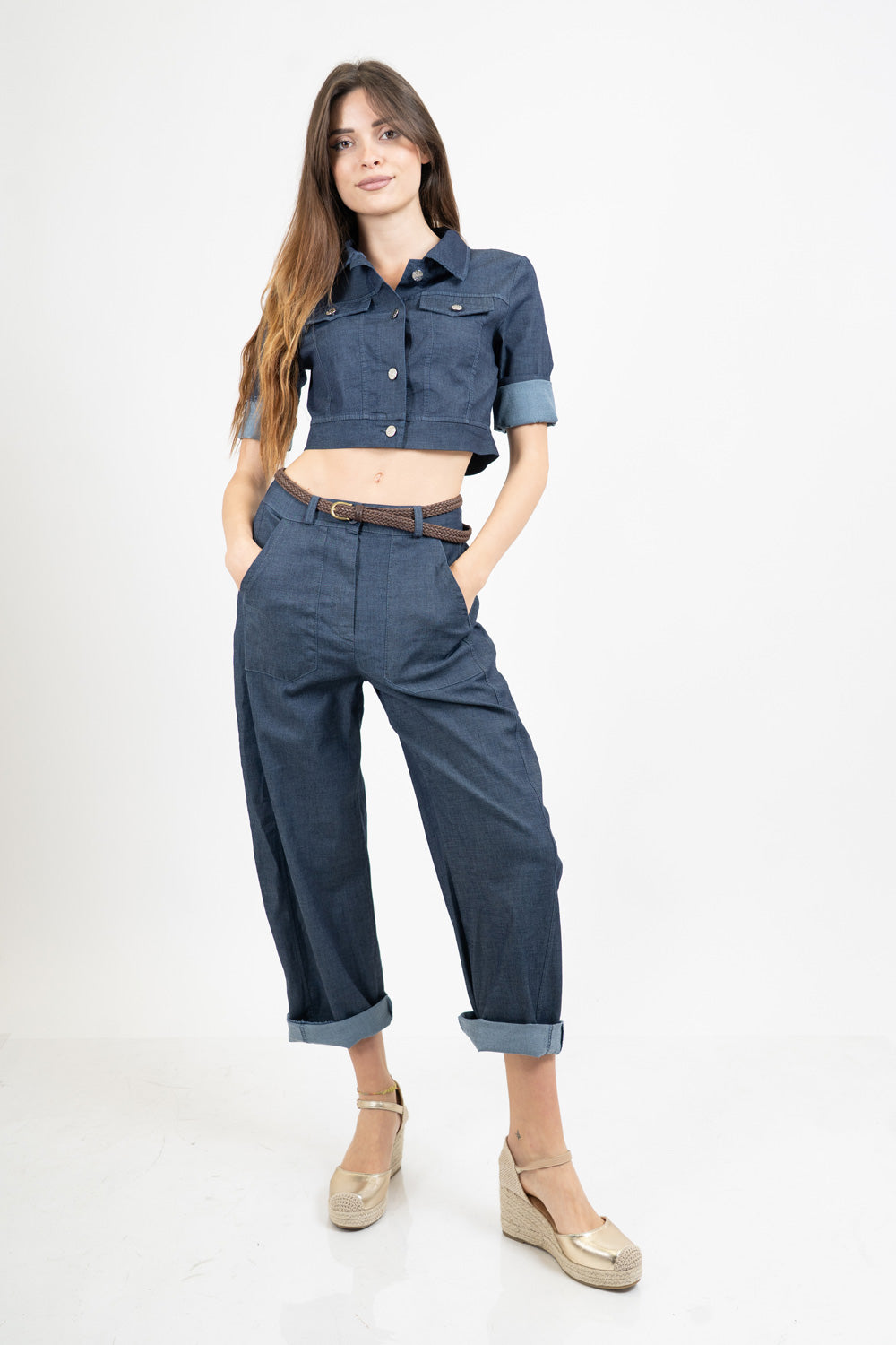 Giacchetto corto effetto chambray con bottoni metallici.