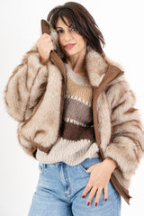 modella indossando Giaccone double-face effetto pelliccia e scamosciato colore