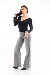 modella indossando Body in modal elasticizzato con scollo a V e pizzo colore