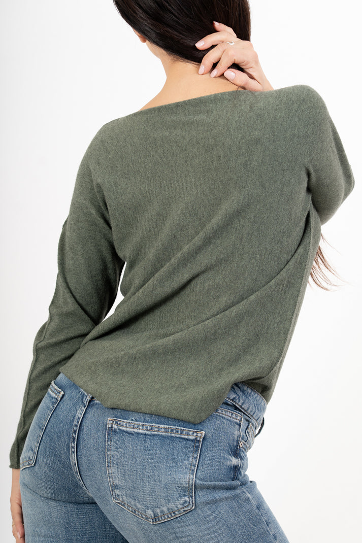 modella indossando Maglia over con scollo a V e orlo stondato in viscosa colore