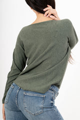 modella indossando Maglia over con scollo a V e orlo stondato in viscosa colore