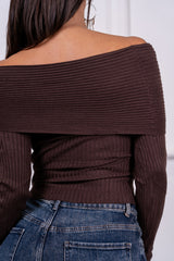 modella indossando Maglia Solenne scollo risvoltato colore