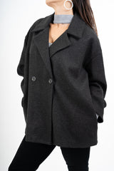 modella indossando Cappotto corto doppiopetto in panno morbido colore