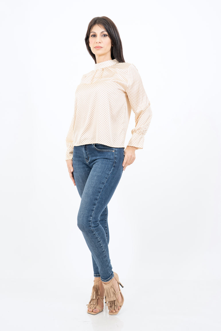 modella indossando Blusa in raso a pois con collo coreano e maniche arricciate colore