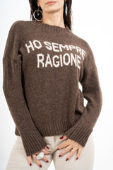 modella indossando Maglione girocollo con scritta “Ho sempre ragione” in misto lana Made in Italy colore Marrone Unica