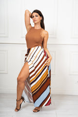 modella indossando Gonna Lunga a Portafoglio Fantasia Tramonto Riviera Made in Italy colore Beige-Marrone Unica