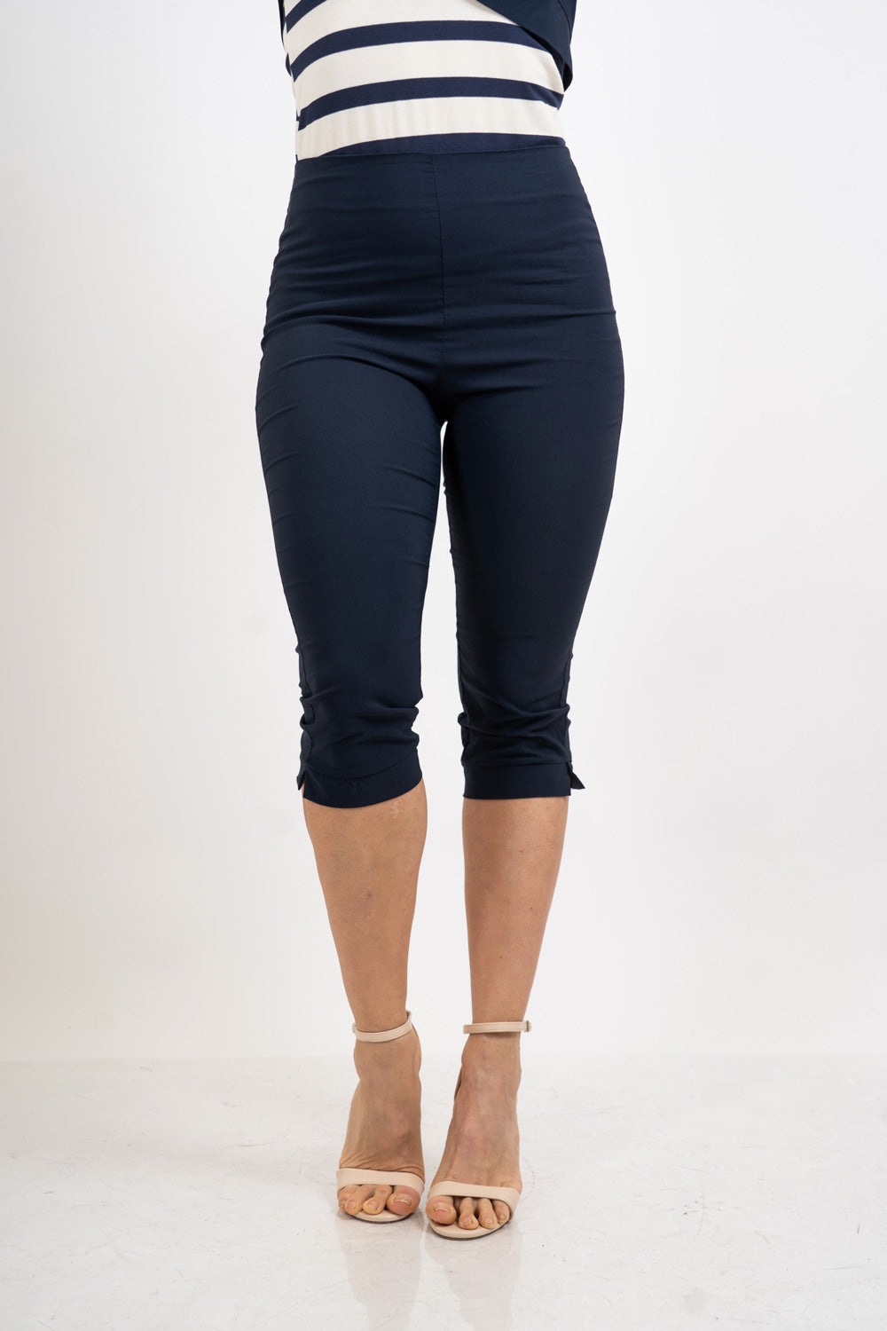 Pantalone Capri elasticizzato con spacchetto.