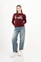 modella indossando Maglione girocollo “No vabbè” in misto lana ricamato colore