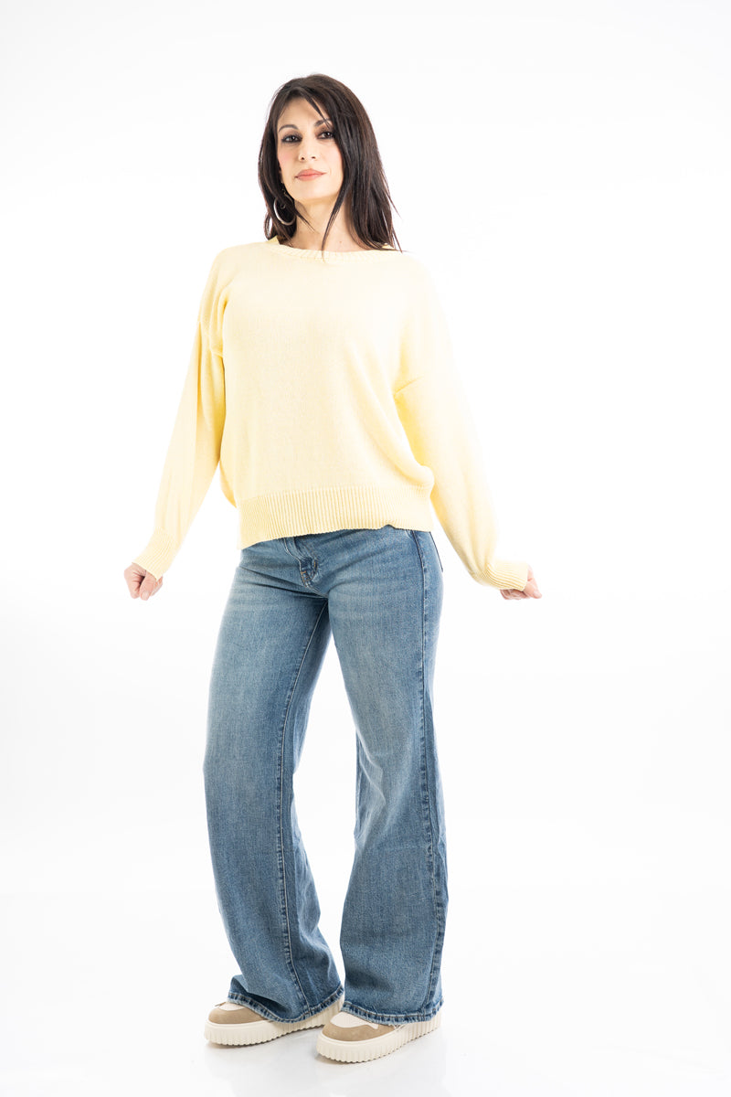 modella indossando Maglione primaverile girocollo in misto cotone colore