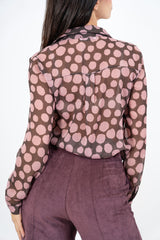 modella indossando Camicia georgette velata con fantasia Pois Brush e colletto classico colore