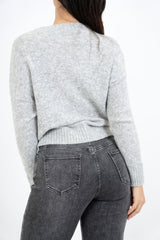 modella indossando Maglione girocollo con scritta “Ho sempre ragione” in misto lana Made in Italy colore