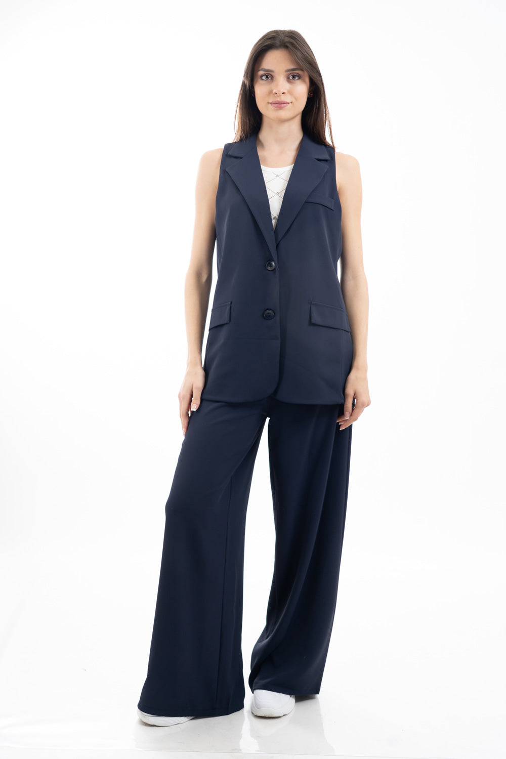 modella indossando Pantalone palazzo sartoriale con pinces e vita elasticizzata colore