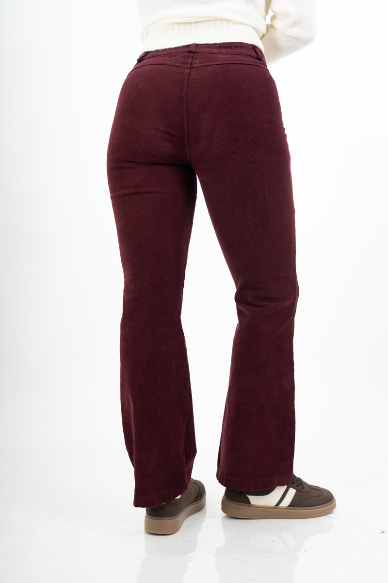 modella indossando Pantalone a Coste a Zampa in Cotone – Bordeaux colore