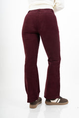 modella indossando Pantalone a Coste a Zampa in Cotone – Bordeaux colore