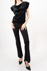 modella indossando Top velluto elasticizzato con scollo morbido e punti luce colore