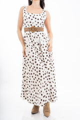 modella indossando Abito lungo in cotone a pois con spalline larghe e vita elasticizzata colore Beige Chiaro Unica