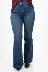 modella indossando Jeans svasato con tasche a toppa frontali in denim elasticizzato colore