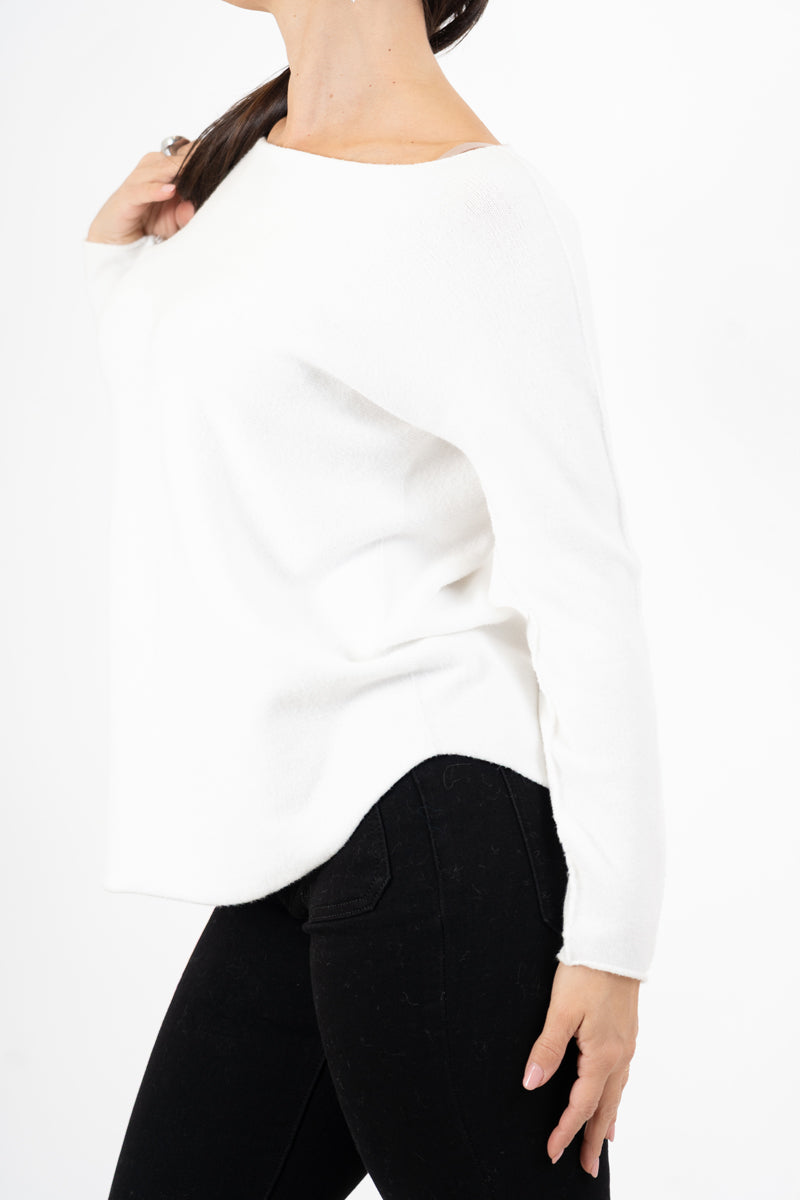 modella indossando Maglia over collo a barchetta con orlo stondato in viscosa colore