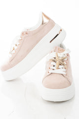 modella indossando Sneakers platform con charm gioiello removibile e suola alta Rosa colore Rosa