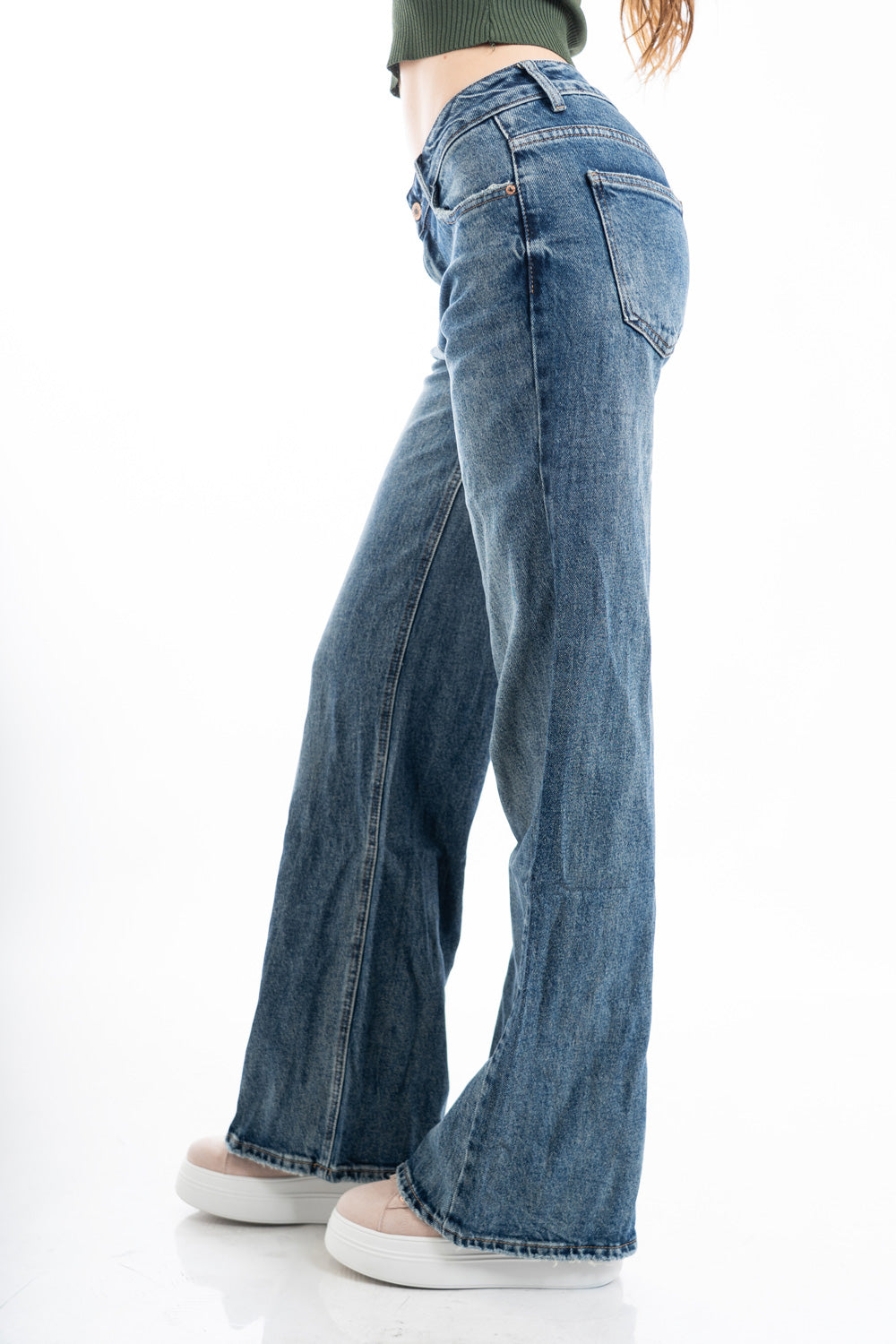 modella indossando Jeans flare vita bassa a gamba ampia in denim morbido colore Denim Medio