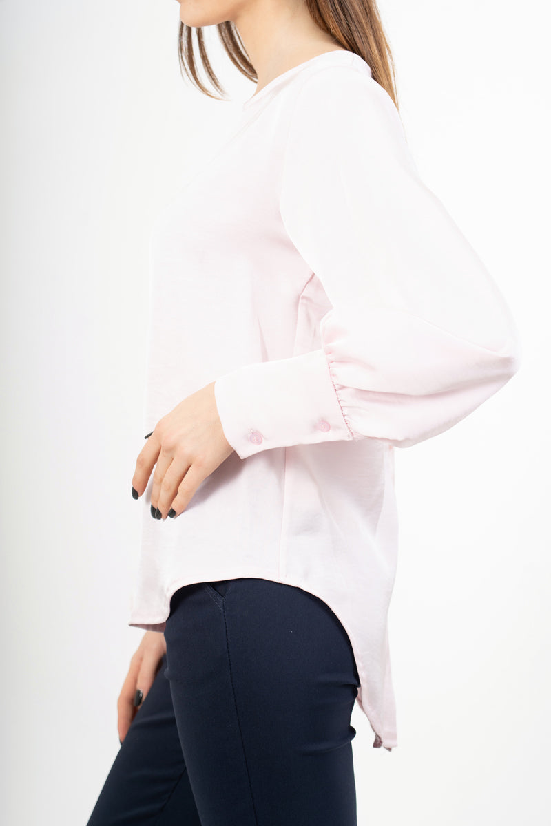 modella indossando Blusa over in raso cangiante con maniche palloncino colore Rosa Unica