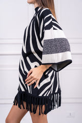modella indossando Mantella Kiyomi Zebra colore